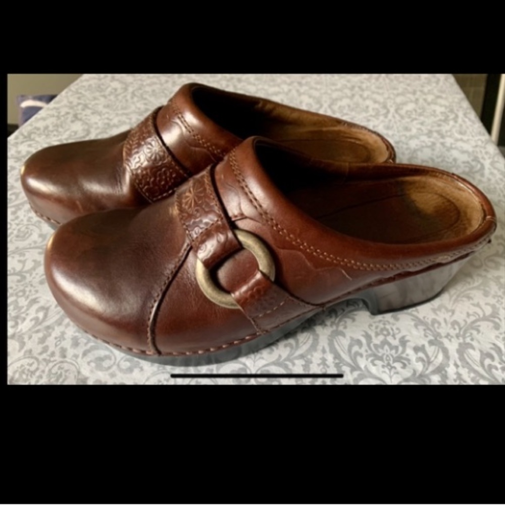 Dansko Brown/Burgundy Clogs Open Back With Buckle Size 39